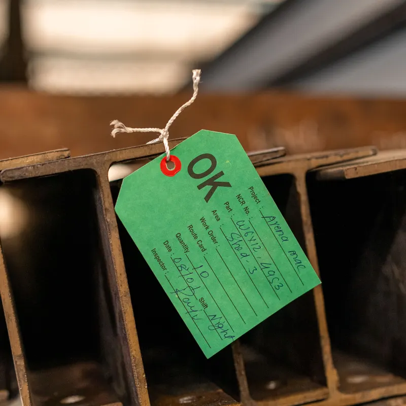 Groen label met OK aan een stapel stalen balken