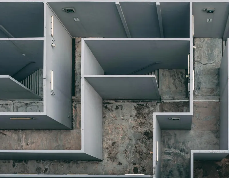 Bovenaanzicht van een doolhof van betonnen muren